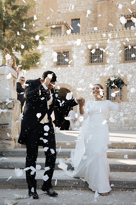 Salida de ceremonia con petalos