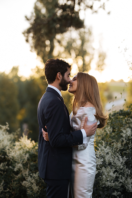 Pareja de novios que se abraza