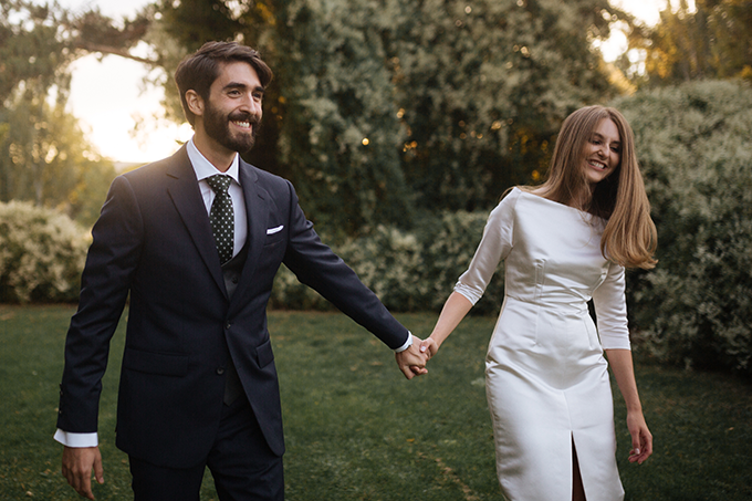 Pareja de novios que se agarran de la mano