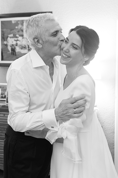 Un padre besa a su hija en el día de su boda