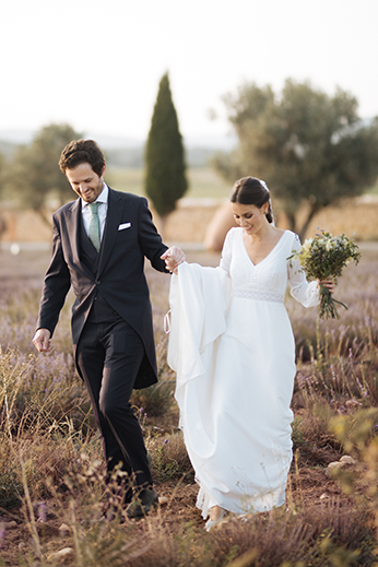 Pareja de novios paseando en un campo de lavanda