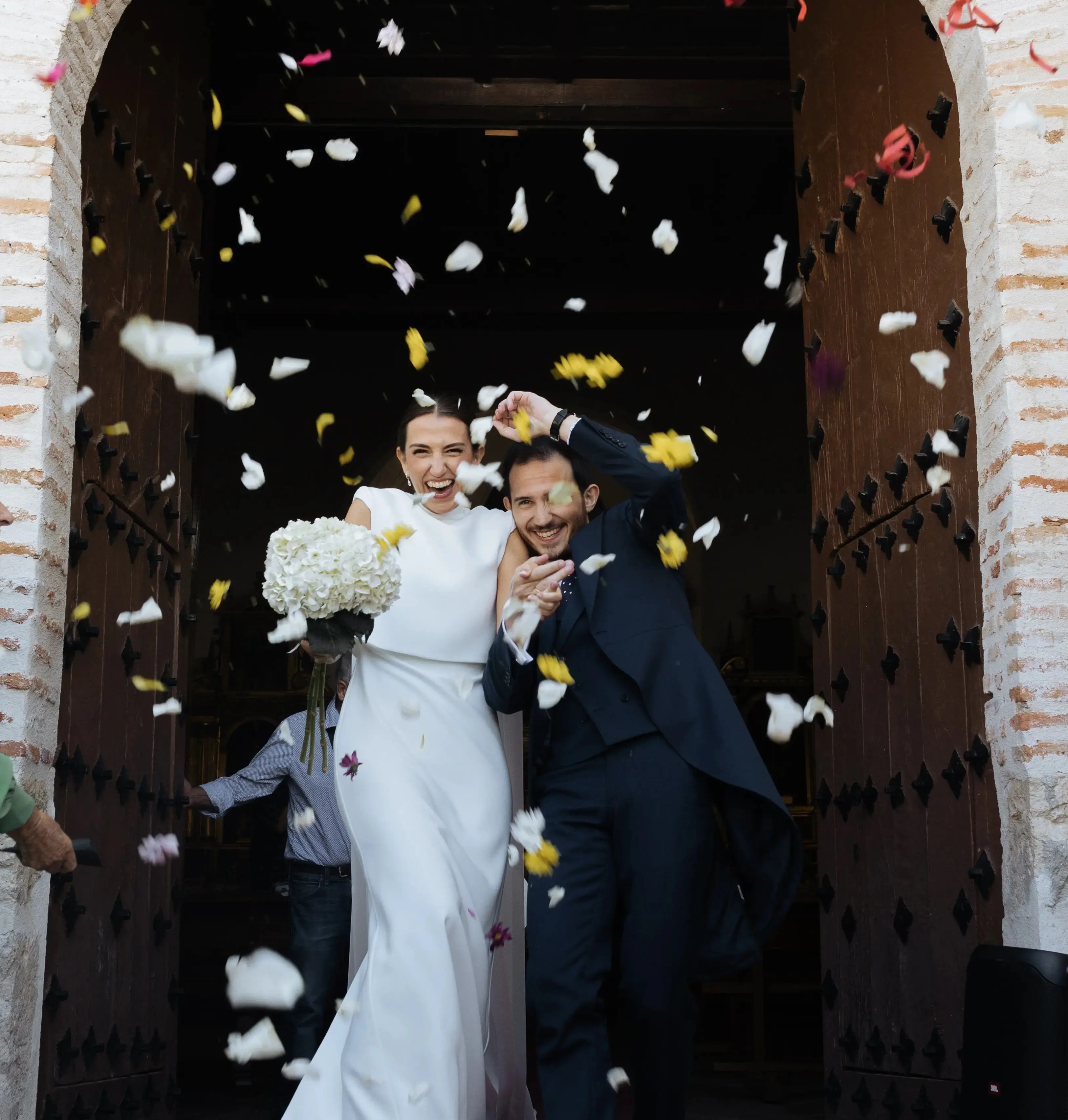 Pareja saliendo de la ceremonia