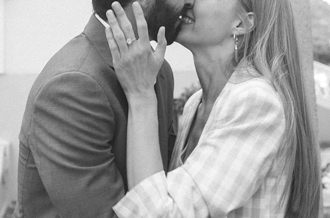Pareja se besa