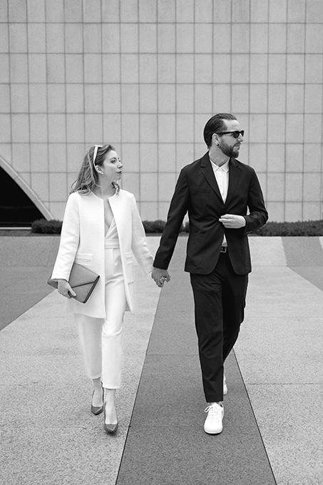Pareja camina de la mano por Madrid